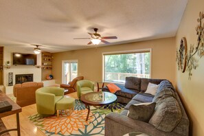 Sjónvarp, arinn, bækur