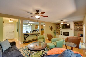 Sjónvarp, arinn, bækur