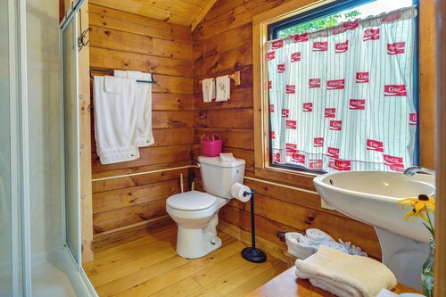 Pet-friendly Jamestown Cabin w/ Fire Pit and Deck!