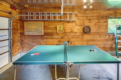 Pet-friendly Jamestown Cabin w/ Fire Pit and Deck!