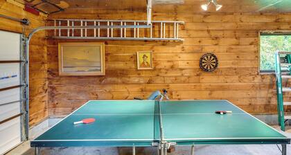 Pet-friendly Jamestown Cabin w/ Fire Pit and Deck!