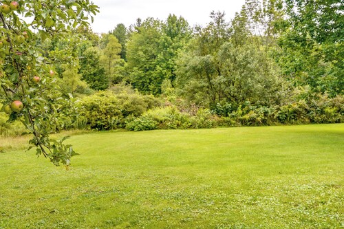 Pet-friendly Jamestown Cabin w/ Fire Pit and Deck!