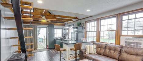 Cottage (2 Bedrooms) | Living area | Flat-screen TV, fireplace