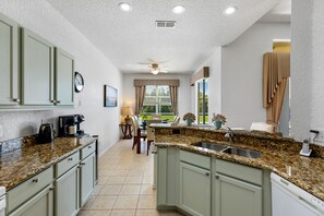 Kylskåp, mikrovågsugn, ugn och spishäll