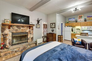 Apartment (0 Bedroom) | Interior - Angel Fire Studio w/ Fireplace, Walk to Resort! (Angel Fire)