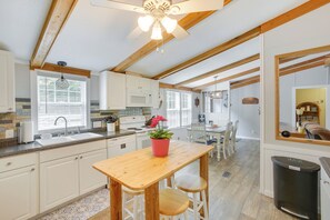 House (4 Bedrooms) | Interior - Bright Byrdstown Home w/ Views of Dale Hollow Lake (Byrdstown)