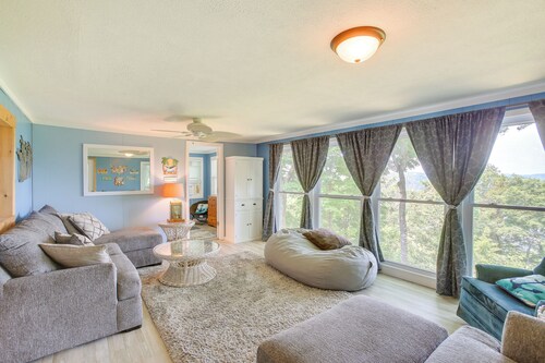 Bright Byrdstown Home w/ Views of Dale Hollow Lake