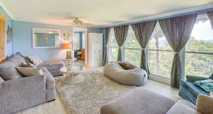 Bright Byrdstown Home w/ Views of Dale Hollow Lake