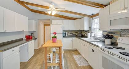 Bright Byrdstown Home w/ Views of Dale Hollow Lake