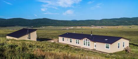 House (4 Bedrooms) | Exterior