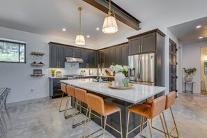 Four à micro-ondes, un four, surface de cuisson, lave-vaisselle