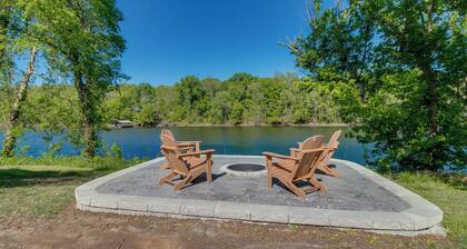 Fire Pit & Grill: Riverfront Home in Arkansas!