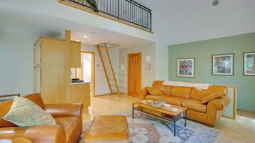 Apartment (0 Bedroom) | Living area | Fireplace