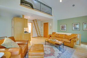 Apartment (0 Bedroom) | Living area | Fireplace