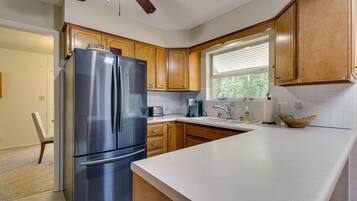 House (3 Bedrooms) | Private kitchen | Microwave, oven, stovetop, dishwasher