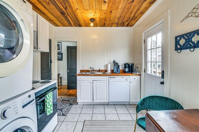 Charming Abode ~ 2 Mi to Mississippi State Campus!