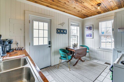 Charming Abode ~ 2 Mi to Mississippi State Campus!