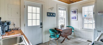 Charming Abode ~ 2 Mi to Mississippi State Campus!