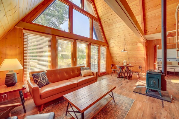 House (3 Bedrooms) | Living area | TV, fireplace, books - Pet-friendly Arizona Cabin - Fire Pit, Near Skiing (Munds Park)