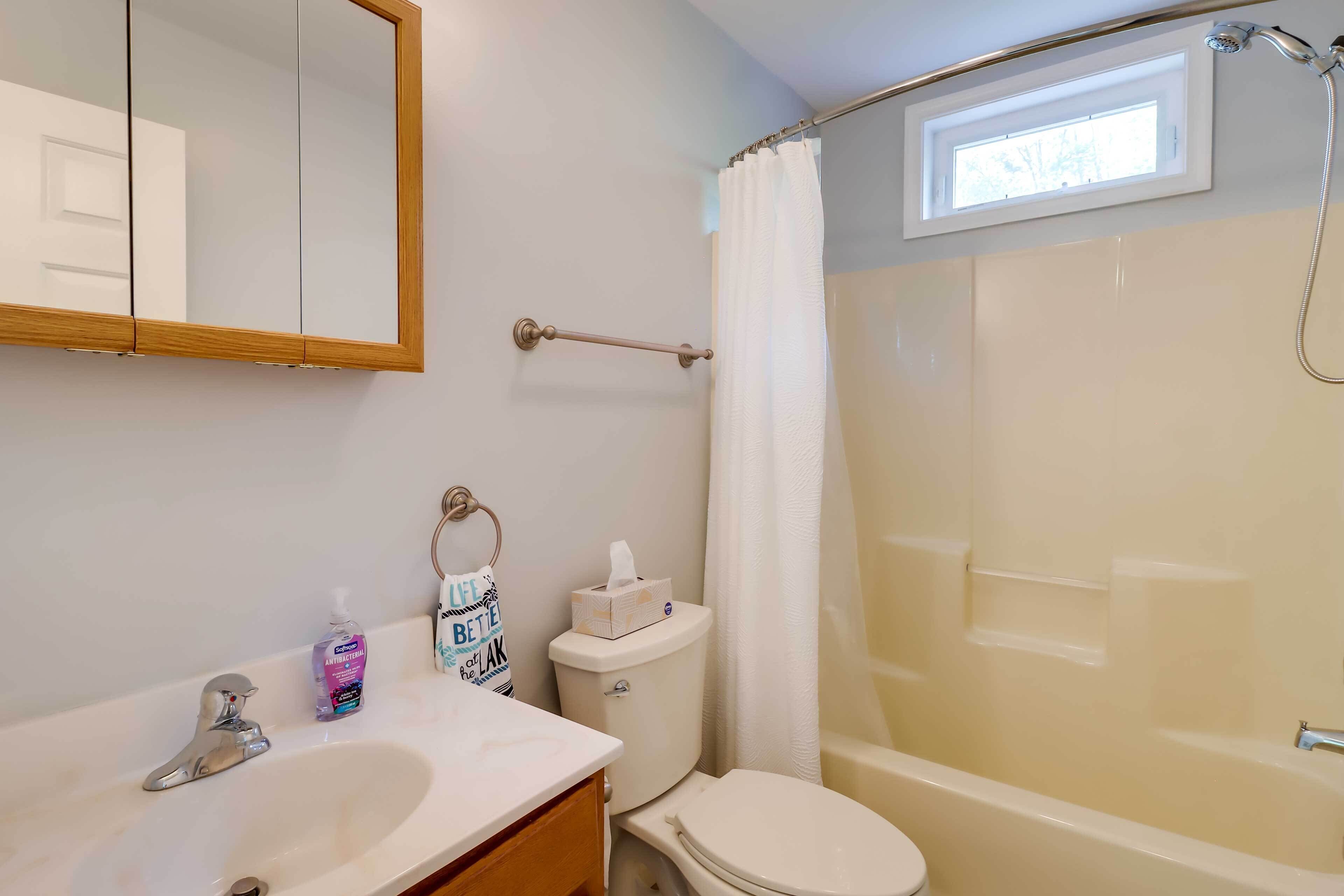 Une salle de bain avec un lavabo, des toilettes et une baignoire.