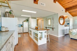 Mikrobølgeovn, ovn, kokeplater og oppvaskmaskin