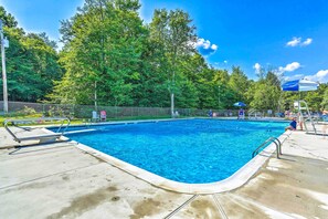 Outdoor pool - Pocono Lake Cabin - Walk to Arrowhead Lake! (Pocono Lake)
