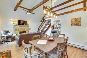 Dining - Pocono Lake Cabin - Walk to Arrowhead Lake! (Pocono Lake)
