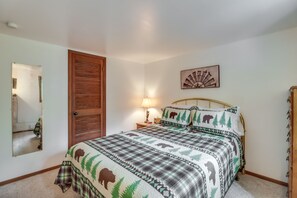 House (3 Bedrooms) | 3 bedrooms, iron/ironing board, bed sheets - Pocono Lake Cabin - Walk to Arrowhead Lake! (Pocono Lake)