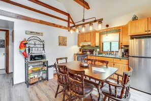 Microwave, oven, stovetop, cookware/dishes/utensils - Pocono Lake Cabin - Walk to Arrowhead Lake! (Pocono Lake)