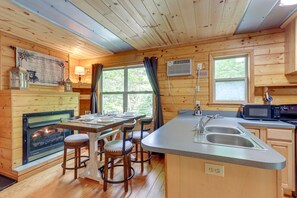 Private kitchen - Remote Escape: Murphy Cozy Cabin in the Woods (Murphy)