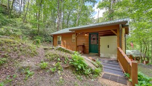 Exterior - Remote Escape: Murphy Cozy Cabin in the Woods (Murphy)
