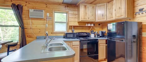 House (2 Bedrooms) | Private kitchen | Microwave, oven, stovetop, cookware/dishes/utensils