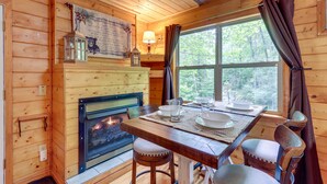 Dining - Remote Escape: Murphy Cozy Cabin in the Woods (Murphy)