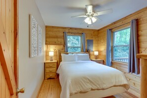 2 bedrooms, bed sheets - Remote Escape: Murphy Cozy Cabin in the Woods (Murphy)