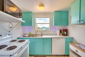 Casa (2 Bedrooms) | Cocina privada | Microondas, horno, parrilla de estufa y lavavajillas 
