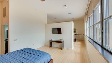 Ruang kerja ramah laptop, setrika/meja setrika, dan seprai linen