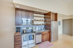 Microwave, oven, stovetop, dishwasher - Midtown Harrisburg Studio Near Capitol Park! (Harrisburg)