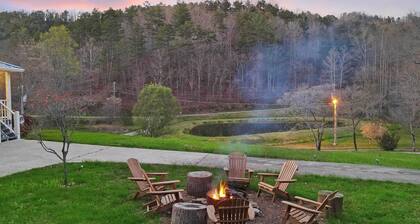 Spacious Murphy Home w/ Game Room + Fire Pit!