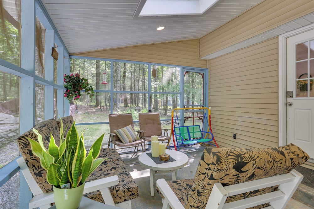 Huguenot Retreat w/ Screened Porch & Lake Access! - Wolf Lake, NY