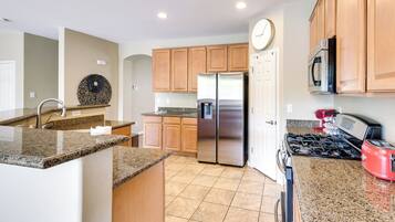 House (4 Bedrooms) | Interior