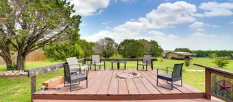 Inviting Granbury Home w/ Fire Pit: 3 Mi to Lake!