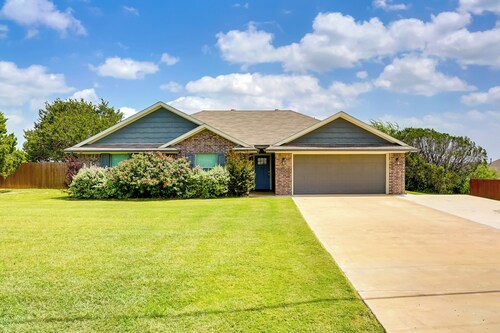 Inviting Granbury Home w/ Fire Pit: 3 Mi to Lake!