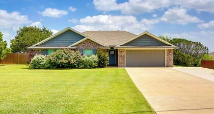 Inviting Granbury Home w/ Fire Pit: 3 Mi to Lake!