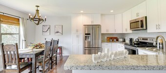 Inviting Granbury Home w/ Fire Pit: 3 Mi to Lake!