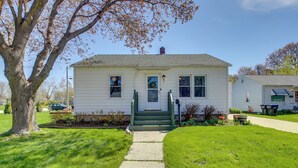 A single-story house with a front porch, a mailbox, and a small garden. - Sturgeon Bay Home ~ 6 Mi to Potawatomi State Park (Sturgeon Bay)