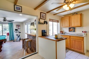 Microwave, coffee/tea maker, blender, coffee grinder - Green Valley Vacation Rental Apt w/ Patio & Grill! (Green Valley)