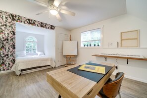 3 habitaciones, tabla de planchar con plancha y ropa de cama