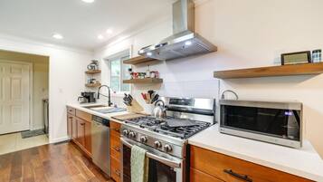 Microwave, oven, kompor, dan mesin pencuci piring