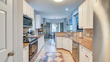 House (3 Bedrooms) | Private kitchen | Microwave, oven, stovetop, dishwasher