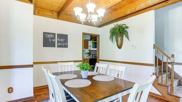 House (4 Bedrooms) | Interior